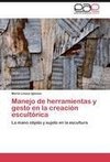 Manejo de herramientas y gesto en la creación escultórica