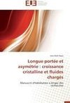 Longue portée et asymétrie: croissance cristalline et fluides chargés