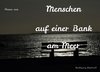 Menschen auf einer Bank am Meer