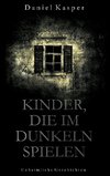 Kinder, die im Dunkeln spielen