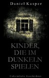 Kinder, die im Dunkeln spielen