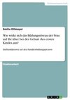 Wie wirkt sich das Bildungsniveau der Frau auf ihr Alter bei der Geburt des ersten Kindes aus?