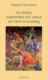 Papst Franziskus Im Gebet zusammen mit Jesus auf dem Kreuzweg